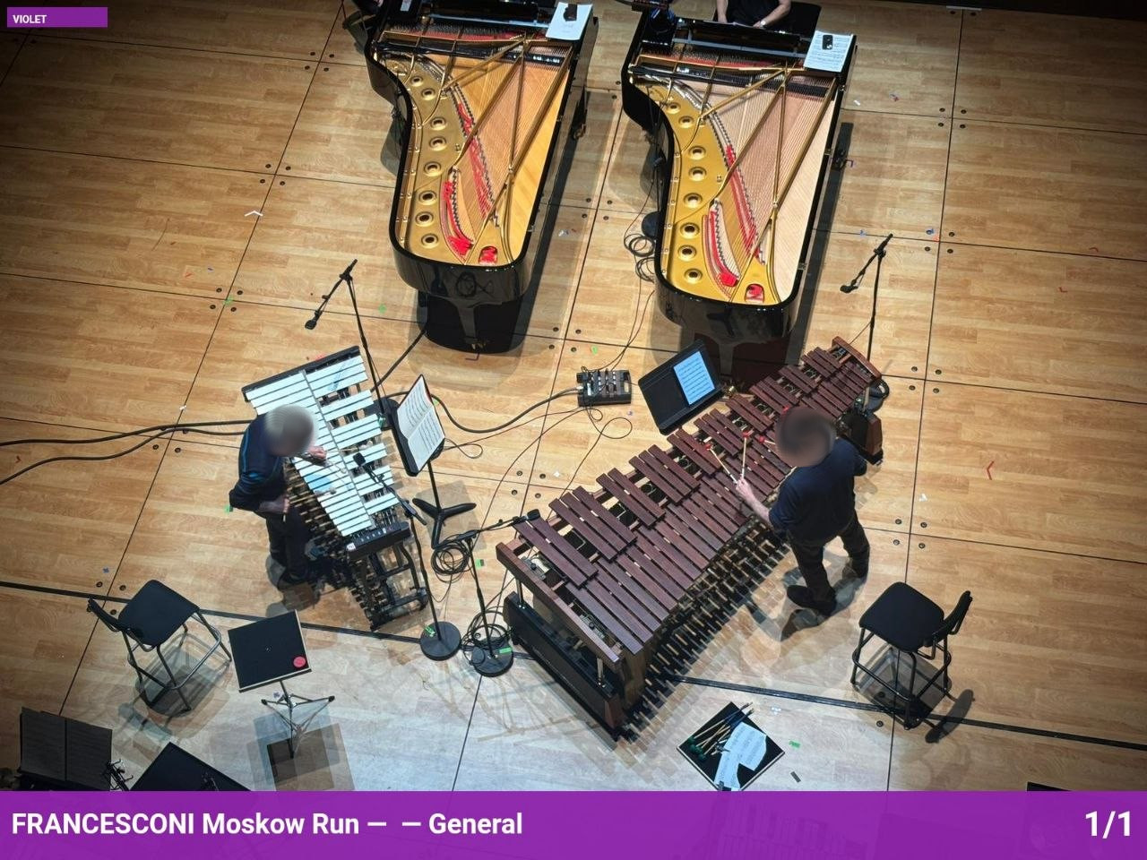 Plateau orchestral monté avec bandeau bas identifiant l'œuvre et le percussionniste